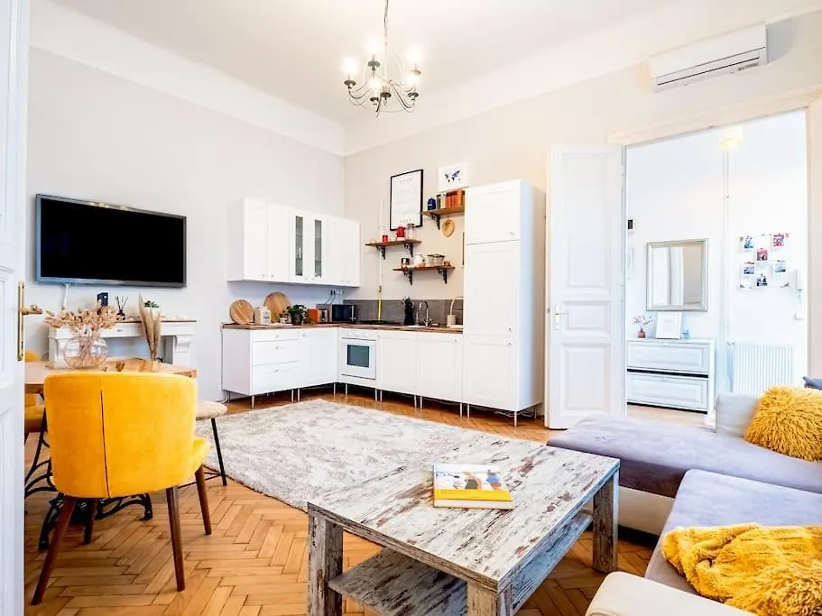 Peace In Downtown Apartment Budapest
