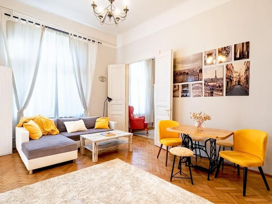 Peace In Downtown Apartment Budapest